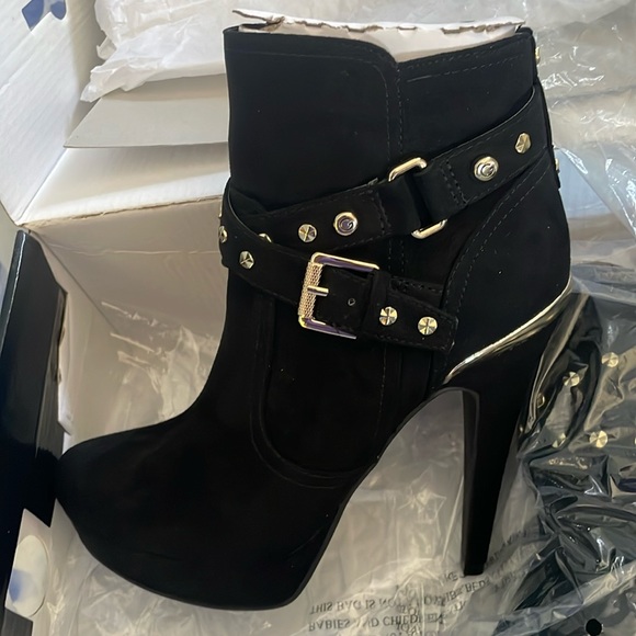 Black color - Picture 1 of 4